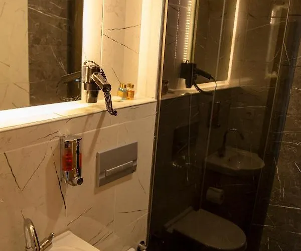 F & B מלון דירות *